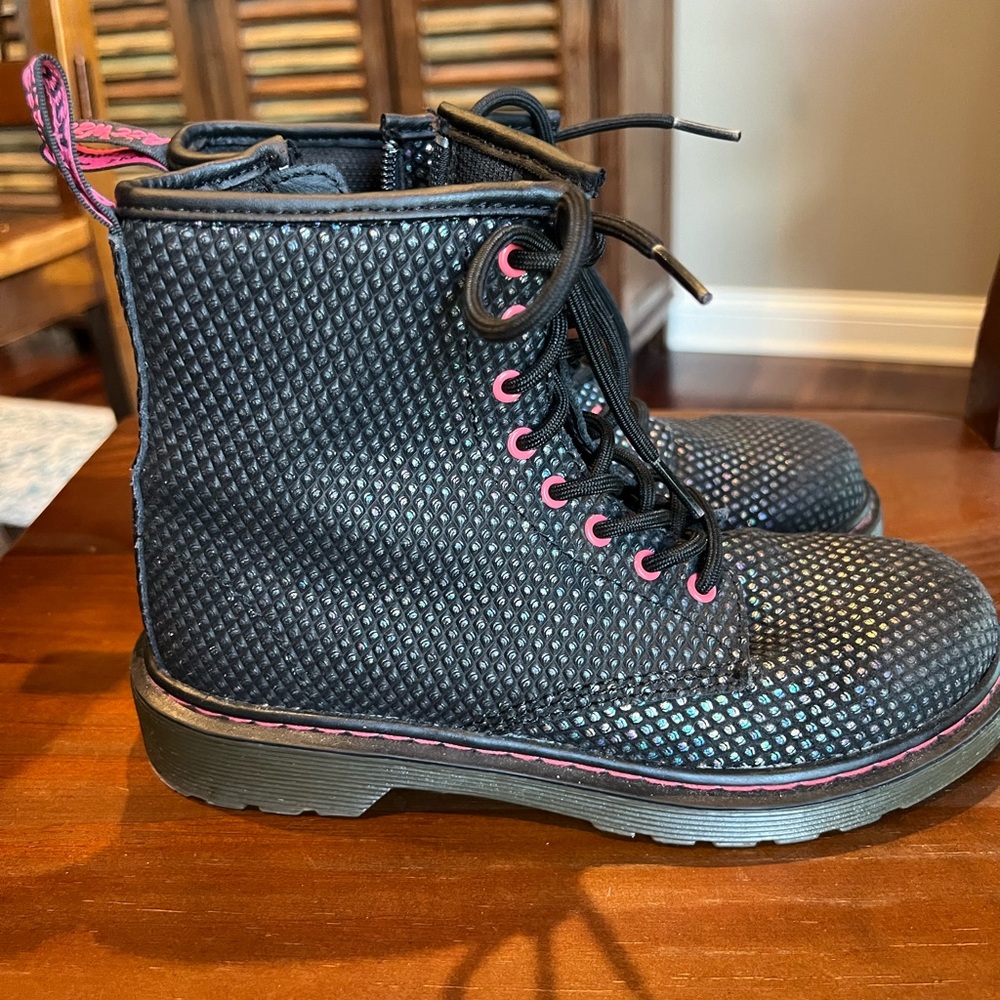 Kids Delaney Dr martens size. Great condition.